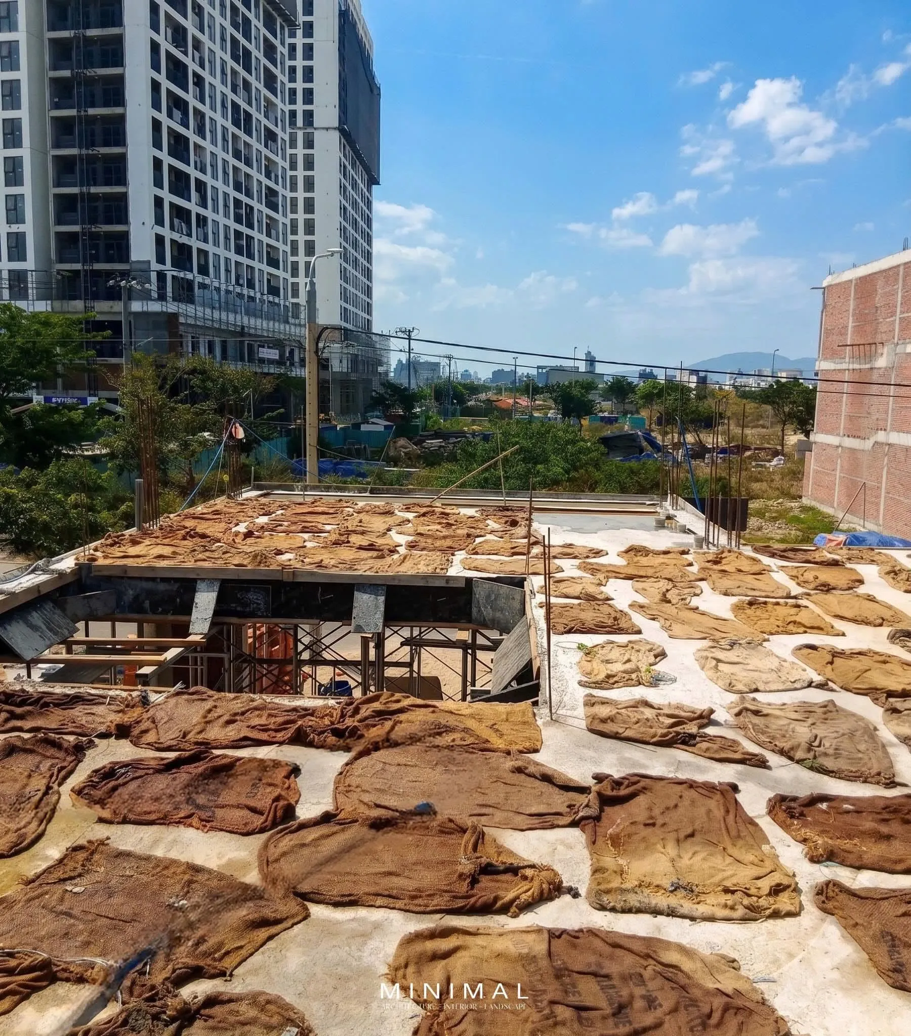 Kỹ sư Minimal Design & Build giám sát quy trình phủ bao bố ướt bảo dưỡng sàn bê tông cốt thép tại công trình Đà Nẵng.